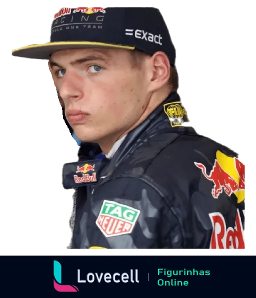 Figurinha do piloto Max Verstappen usando uniforme da Red Bull Racing com boné e patrocínios da TAG Heuer e Exact, olhando seriamente para a câmera