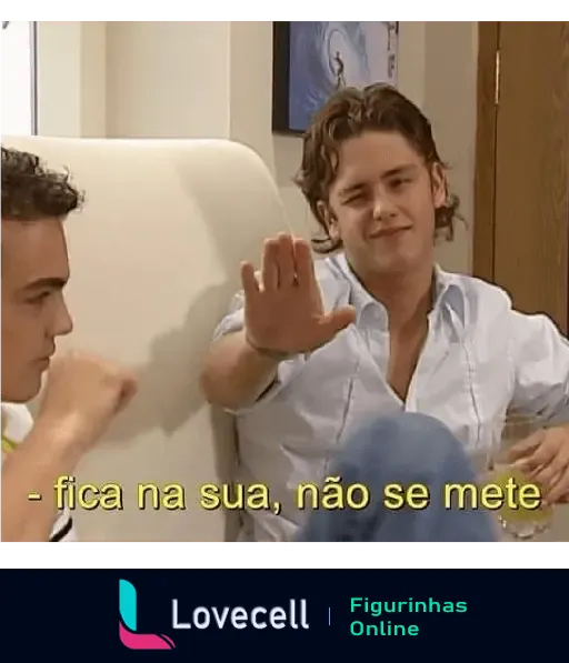 Dois personagens da série RBD em uma interação onde um deles, sentado com uma bebida, pede ao outro para ficar na dele e não se meter.