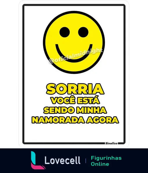 Imagem com um smiley amarelo sorrindo no topo e texto em amarelo abaixo: 'SORRIA VOCÊ ESTÁ SENDO MINHA NAMORADA AGORA'. Marca d'água '@oficialmidnight'.