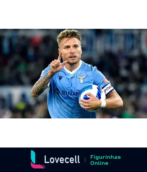 Ciro Immobile, capitão da Lazio, segurando a bola e gesticulando com o dedo indicador para cima, em uniforme azul claro, durante um jogo