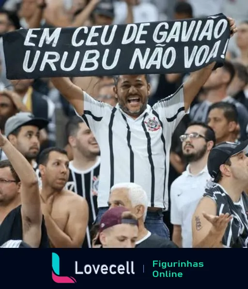 Torcedor do Corinthians animado segurando faixa com frase 'EM CÉU DE GAVIÃO URUBU NÃO VOA' em jogo de futebol