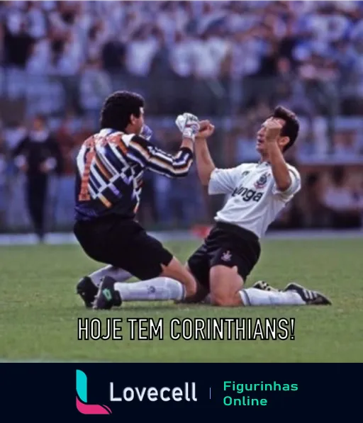 Jogadores do Corinthians e adversário disputando bola durante partida de futebol, com jogador corinthiano de pé e adversário caído, demonstrando intensidade do jogo.