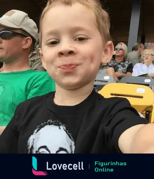 Figurinha de Gavin Memes mostrando um garoto sorrindo e fazendo careta em um estádio, vestindo uma camiseta preta com estampa.