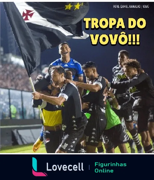 Jogadores do Vasco da Gama celebrando gol com um jogador carregando a bandeira do clube, expressando alegria, com torcedores ao fundo