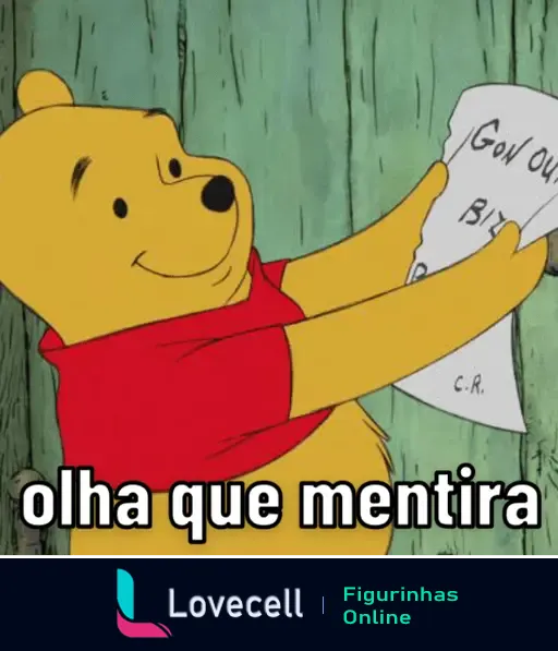 Ursinho Pooh segurando um papel com um sorriso no rosto e a frase Olha que mentira na parte inferior. Cenário de madeira ao fundo.