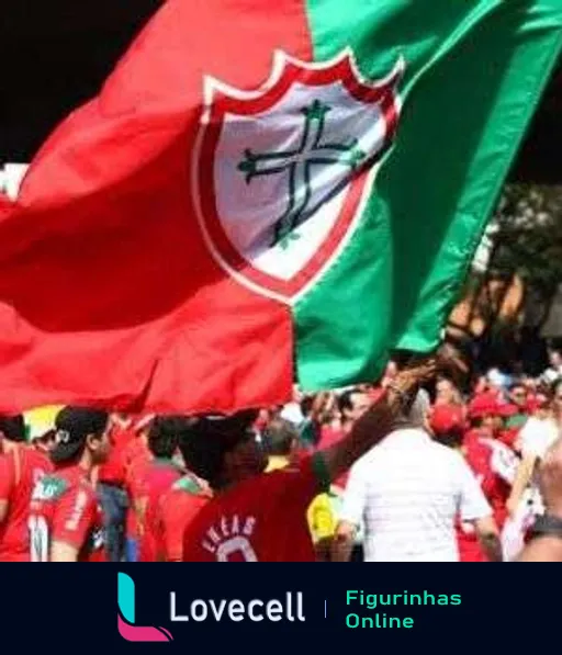 Torcedores da Associação Portuguesa de Desportos com bandeira verde e vermelha vibrando no estádio