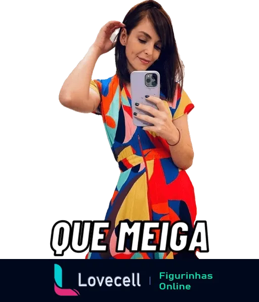 Titi Müller tirando selfie com vestido colorido e pose descontraída, texto 'QUE MEIGA' na parte inferior