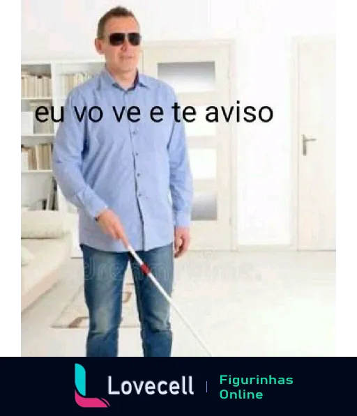 Homem de óculos escuros e bengala em ambiente interno claro, com expressão sarcástica, dizendo 'eu vo ve e te aviso'