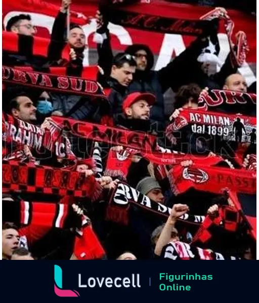 Torcida do AC Milan entusiasmada com cachecóis vermelhos e pretos, inscrições 'Passione', 'dal 1899', demonstrando paixão e apoio fervoroso ao time.