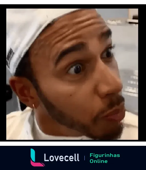 Lewis Hamilton com expressão de surpresa e curiosidade, usando bandana branca e barba bem aparada, com fundo desfocado