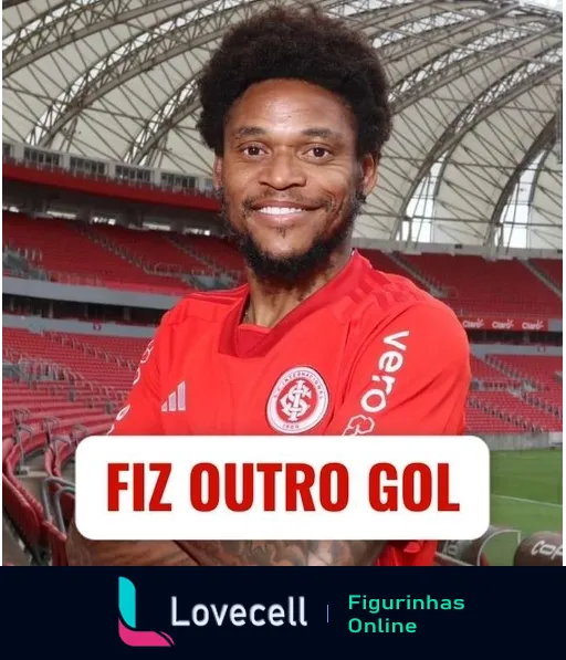 Figurinha de WhatsApp mostrando jogador de futebol sorridente no uniforme vermelho do Internacional comemorando gol com o texto 'FIZ OUTRO GOL' e arquibancadas do estádio ao fundo