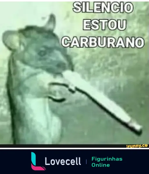 Um roedor segurando um objeto alongado, com a frase 'SILENCIO ESTOU CARBURANO' escrita em letras grandes, criando um meme engraçado.