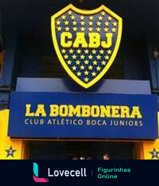 Fachada do estádio La Bombonera do Club Atlético Boca Juniors, destacando o grande escudo em azul e amarelo com as iniciais 'CABJ' e estrelas