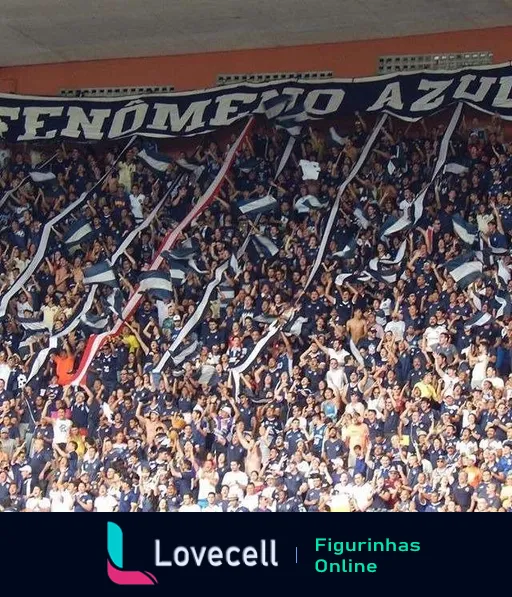 Torcida do Remo comemorando no estádio, segurando bandeiras e faixa 'FENÔMENO AZUL' em jogo de futebol