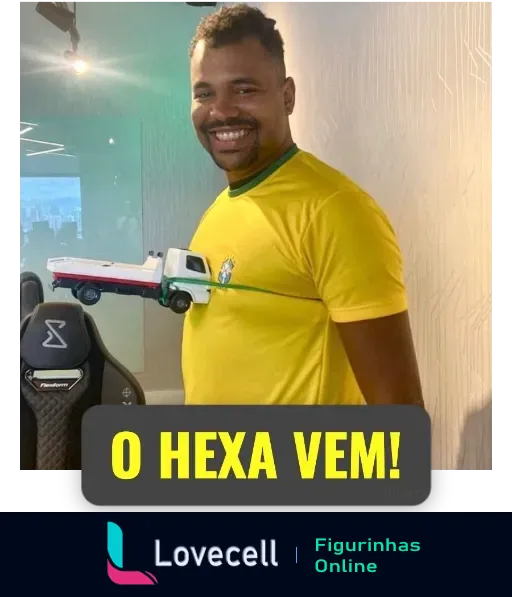 Homem sorridente com camisa amarela da Seleção Brasileira segura caminhãozinho de brinquedo e texto 'O HEXA VEM!' em destaque