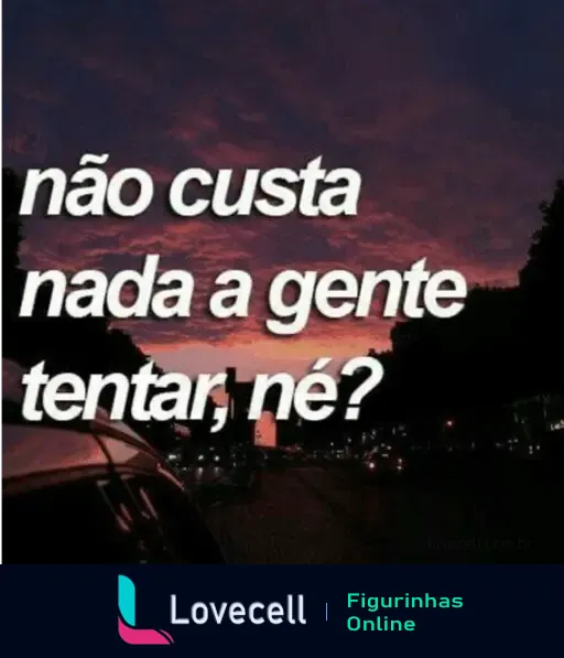 Figurinha com a frase 'não custa nada a gente tentar, né?' sobre um fundo de pôr do sol, ideal para indiretas amorosas.