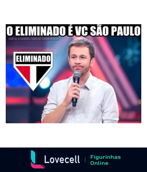 Homem com microfone e smile triste segurando logotipo do São Paulo Futebol Clube com a frase 'O ELIMINADO É VC SÃO PAULO'