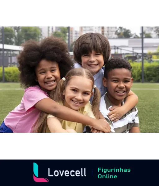 Quatro crianças sorridentes, um menino e três meninas de diferentes etnias, abraçadas em um campo de futebol celebrando amizade e alegria ao ar livre