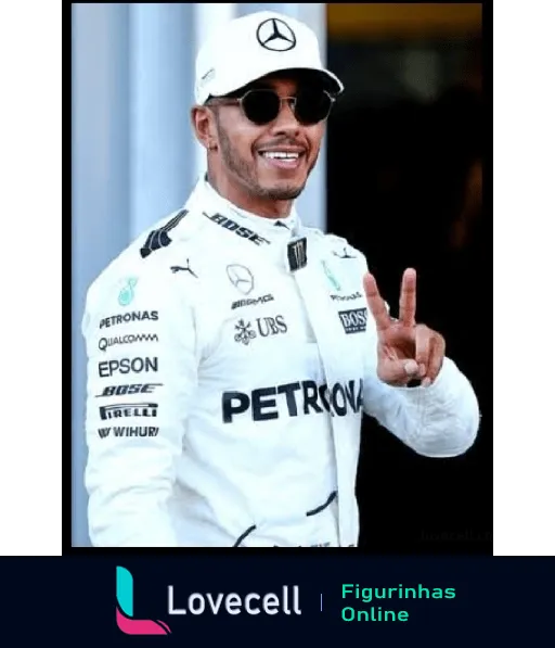 Lewis Hamilton sorrindo e fazendo sinal de paz com a mão direita, vestindo uniforme da Mercedes com logos da Petronas, Epson e Pirelli