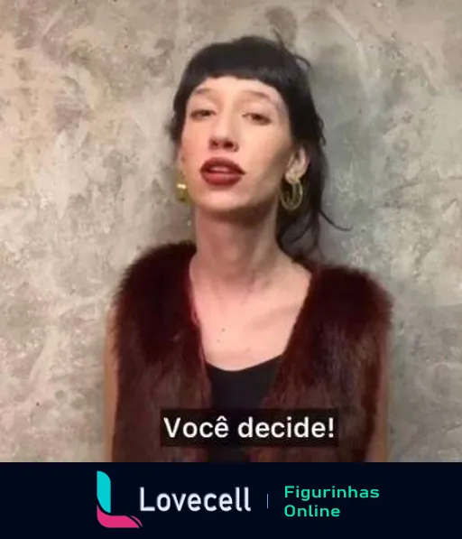 Mulher de cabelo preto e longo usando top preto e colete de pelo com expressão resoluta e a frase 'Você decide!' na figurinha A Vida de Tina