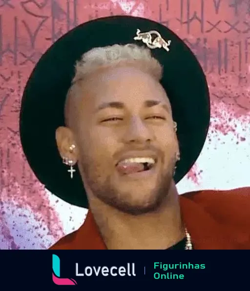 Neymar rindo descontraidamente, vestindo chapéu preto e blusa vermelha, com brincos e cabelo platinado