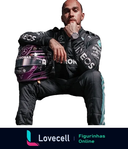 Lewis Hamilton vestido com uniforme completo da Mercedes de Fórmula 1, sentado e olhando para frente com mão no queixo, transmitindo concentração e confiança