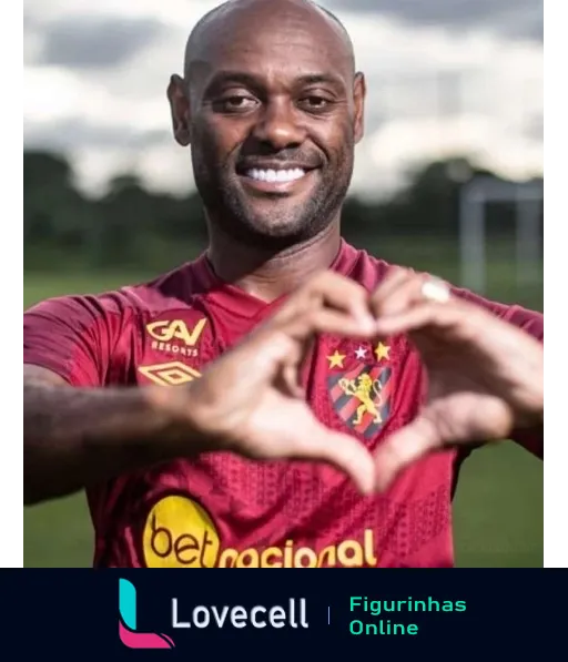 Jogador do Sport Recife com uniforme da Betnacional fazendo gesto de coração com as mãos e sorrindo