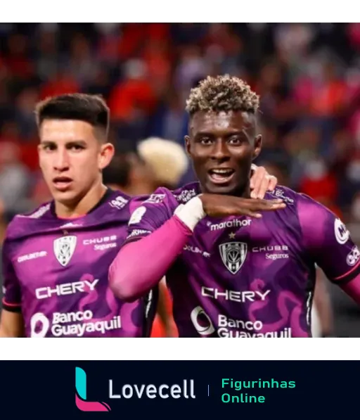 Dois jogadores do Independiente del Valle comemorando em campo, vestindo uniformes roxos com logos de Chery e Banco Guayaquil, um fazendo gesto de celebração e outro observando