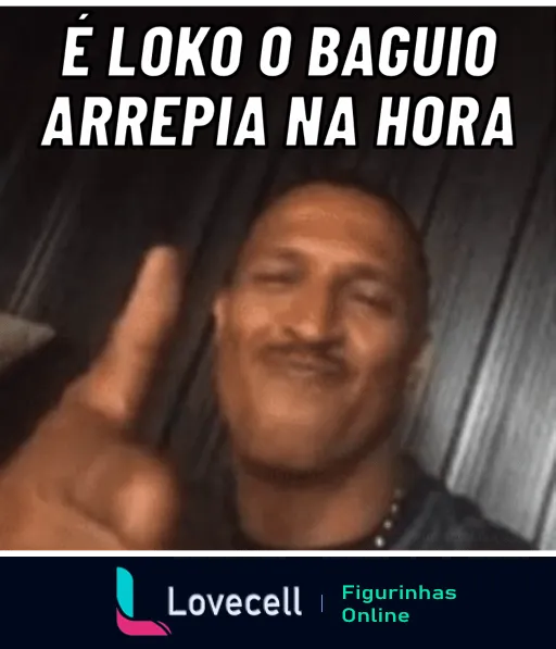 Figurinha de WhatsApp com Mano Brown sorrindo e fazendo sinal com o dedo, com a frase 'É loko o baguio arrepia na hora' expressando entusiasmo ou aprovação