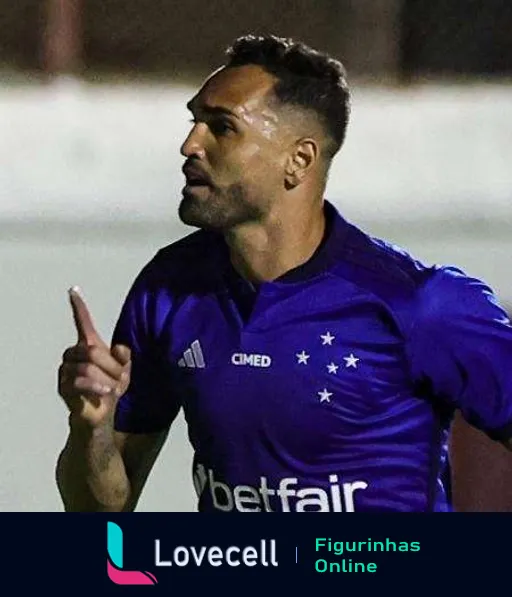 Jogador do Cruzeiro comemorando de uniforme roxo com logos da Betfair e Cimed durante jogo noturno, apontando com o dedo