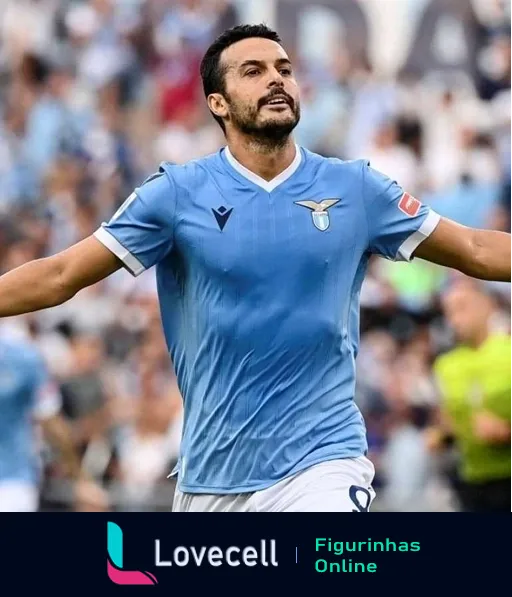 Jogador da Lazio comemorando com uniforme azul claro, expressão de alegria e determinação