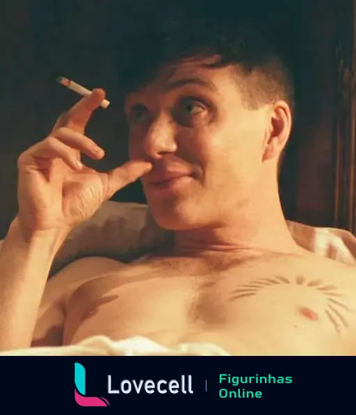 Thomas Shelby de Peaky Blinders fumando cigarro, sorrindo com torso nu e tatuagens visíveis