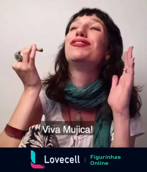 Mulher expressando alegria com as mãos levantadas e olhos fechados, usando cachecol azul e blusa estampada, segurando um cigarro, com o texto 'Viva Mujica!'