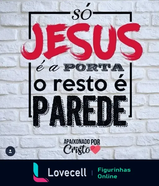 Imagem com a mensagem evangélica 'Só Jesus é a porta, o resto é parede' com fundo de tijolos brancos.