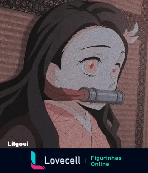 Nezuko Kamado do anime Demon Slayer, com expressão séria, cabelo comprido preto e mordaça de bambu na boca.