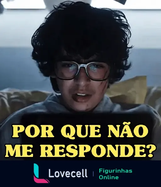 Cena de WANDINHA com texto 'POR QUE NÃO ME RESPONDE?' ao fundo um personagem olhando triste para a frente com óculos grandes.