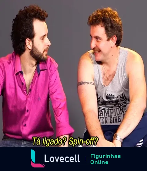 Dois homens sentados, um com camisa rosa e outro com regata cinza, conversando sobre spin-off em um contexto humorístico do Choque de Cultura.