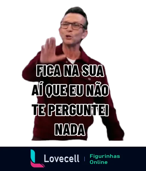 Craque Neto gesticulando com a mão e com expressão de interrupção, usando camiseta vinho e óculos, com a frase 'FICA NA SUA AÍ QUE EU NÃO TE PERGUNTEI NADA' em destaque