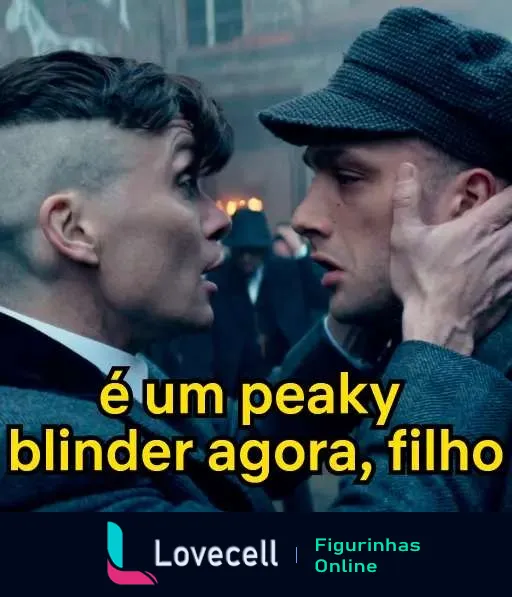 Figurinha de WhatsApp mostrando cena de iniciação em Peaky Blinders com dois personagens conversando seriamente, um segurando o rosto do outro e dizendo 'é um peaky blinder agora, filho'