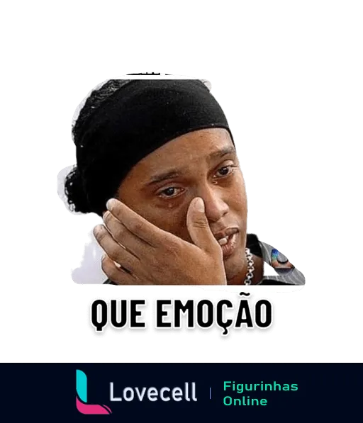 Figurinha de homem com bandana preta segurando a mão no rosto em gesto de emoção intensa com texto 'QUE EMOÇÃO' indicando surpresa