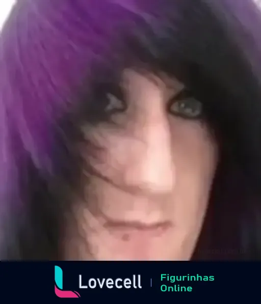 Imagem de uma pessoa com cabelo longo e roxo, estilo emo. O olhar é intenso, com maquiagem escura destacando os olhos.