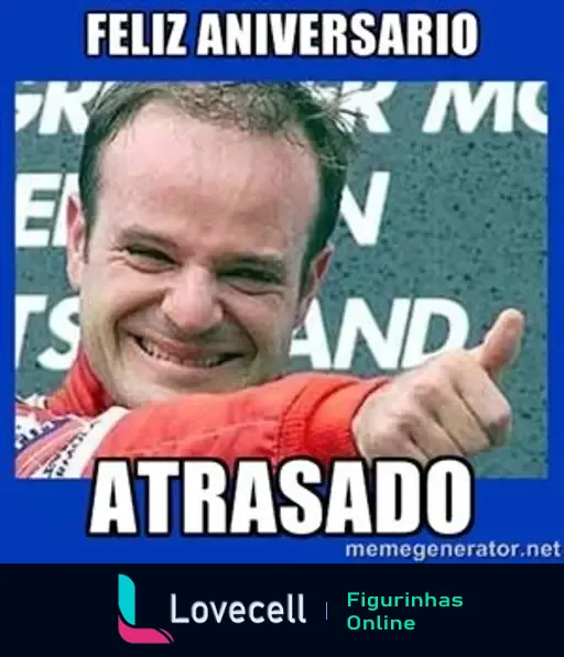 Meme de felicitação de aniversário atrasado com uma pessoa sorrindo e mostrando positivo, com o texto 'Feliz Aniversário Atrasado'.