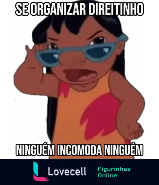 Lilo de Lilo e Stitch usando óculos de sol e mostrando uma expressão determinada com a frase 'Se organizar direitinho ninguém incomoda ninguém'.