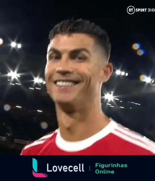 Cristiano Ronaldo sorrindo, vestindo uniforme vermelho do Manchester United, com fundo de luzes cintilantes