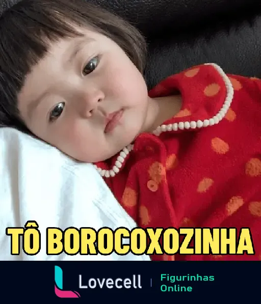 Imagem de uma criança com cabelo curto e franja, deitada e aparentando estar triste. Ela usa um pijama vermelho com bolinhas laranjas. Texto na imagem: 'TÔ BOROCOXOZINHA'.