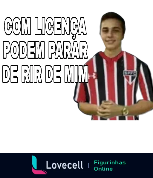 Jovem com camiseta do São Paulo Futebol Clube pedindo com a mão para pararem de rir dele, dizendo 'Com licença, podem parar de rir de mim'