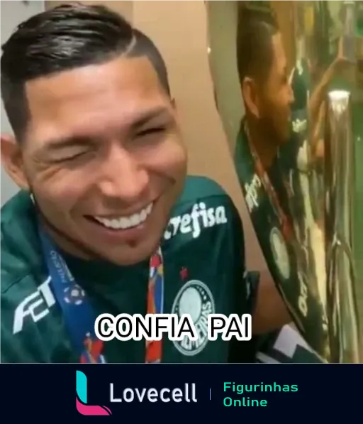 Figurinha do WhatsApp mostrando jogador do Palmeiras feliz segurando taça de troféu com a frase 'CONFIA PAI' em destaque