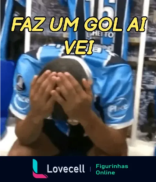 Torcedor do Grêmio com camisa oficial, mãos no rosto e texto 'FAZ UM GOL AI VEI'.