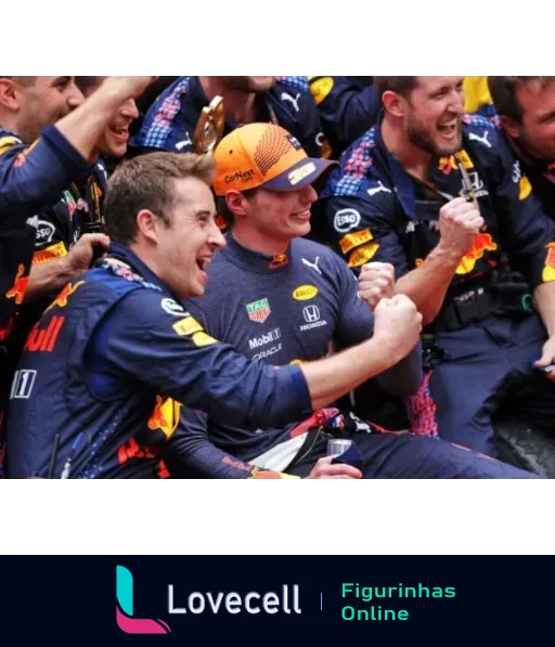 Membros da equipe Red Bull Racing celebrando com alegria, dois indivíduos ao centro trocam cumprimentos com sorrisos e bonés, em ambiente de conquista e união.