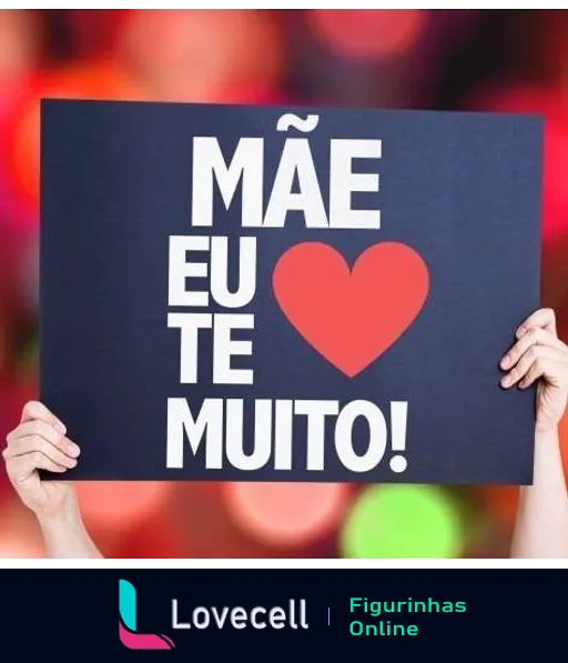 Figurinha mostrando uma placa com o texto 'MÃE EU ❤️ TE MUITO!' em letras brancas sobre fundo azul escuro, segurada por duas mãos, expressando amor e carinho, ideal para o Dia das Mães